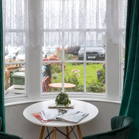 Pass The Keys Picturesque Sea & Castle Views Studio Apartment *