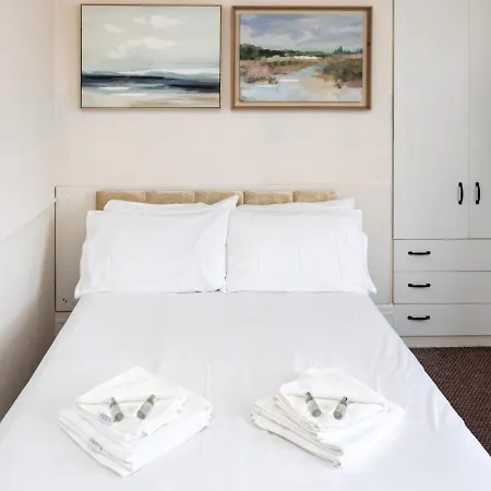 Pass The Keys Picturesque Sea & Castle Views Studio Apartment
