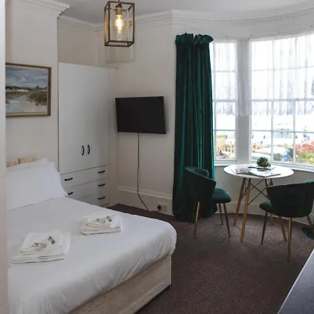 Pass The Keys Picturesque Sea & Castle Views Studio Apartment *